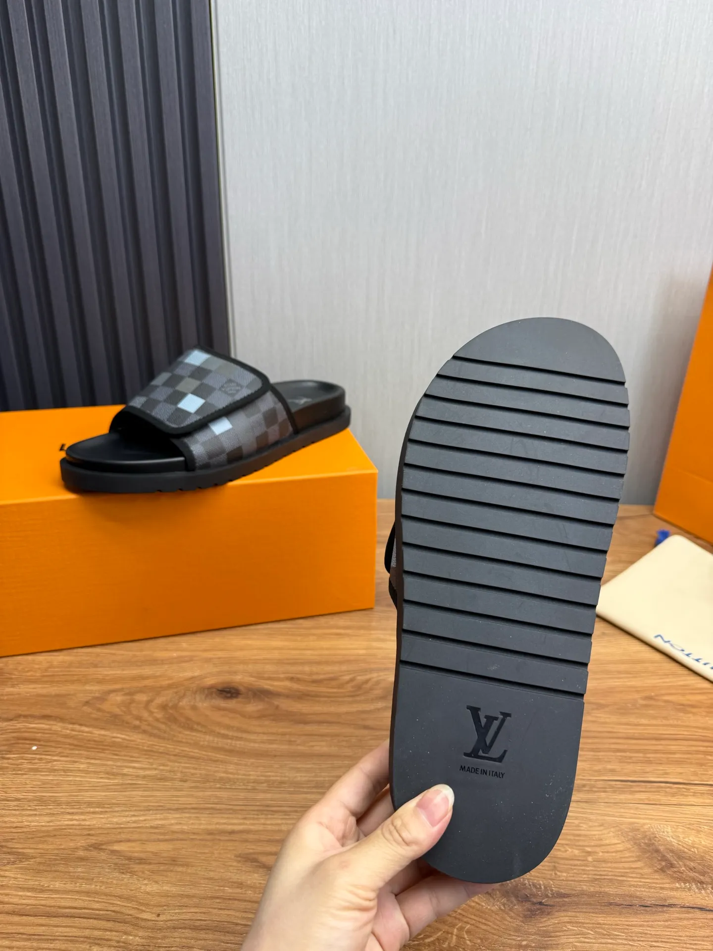 Men's shoes 💰340💰 ▪️LV's popular Little Red Book popular slippers hot sale: 1 shipment✅ Super textured and comfortable slippers, original TPU outsole. Authentic counter box drawer box packaging 🎁Size 38-45